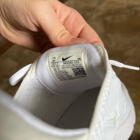 NIKE AIR MAX 270 - Picture 9 of 9